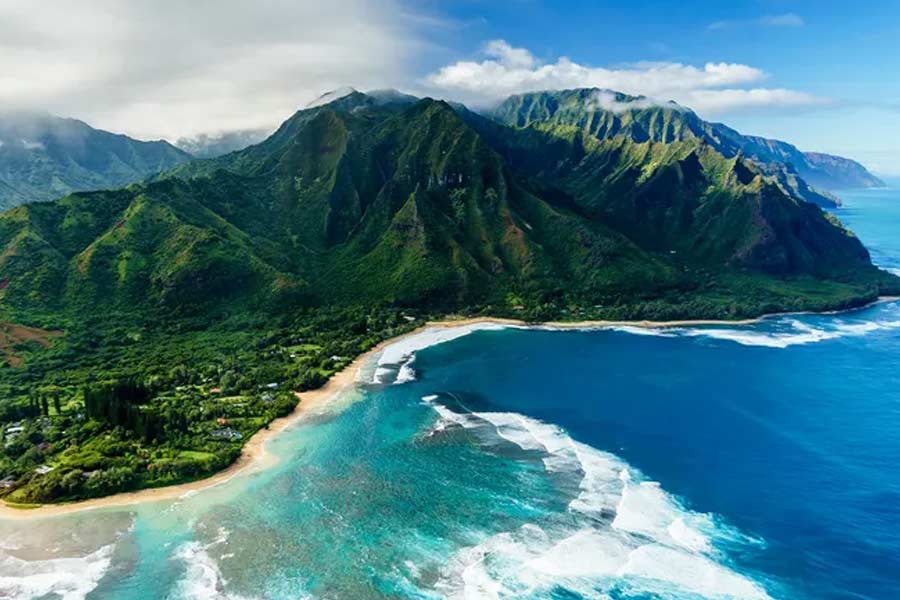 সেই দ্বীপের কাওয়াইয়ে জ়াকারবার্গের দুই প্রাসাদ প্রায় ৫৫ হাজার বর্গফুট এলাকা জুড়ে রয়েছে। একটি প্রাসাদের ভিতর দফতর, কনফারেন্স রুমও রয়েছে। এমনকি হাজার জনের রান্নার মতো বিশাল রান্নাঘরও রয়েছে।