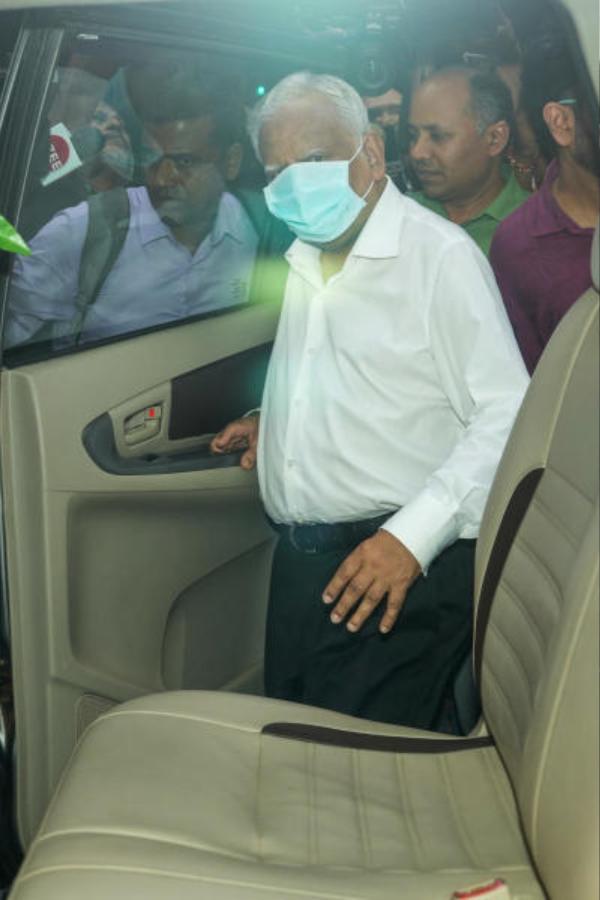 তাই এই অবস্থায় তাঁকে হাসপাতালে না পাঠিয়ে জেলে ‘মরার’ অনুমতি দিক আদালত। প্রসঙ্গত, ৫২৮ কোটি টাকা আর্থিক তছরুপের অভিযোগে এনফোর্সমেন্ট ডিরেক্টরেট (ইডি)-এর হাতে গ্রেফতার হন নরেশ। গত বছরের ১ সেপ্টেম্বর তাঁকে ব্যাঙ্ক প্রতারণার মামলায় গ্রেফতার করা হয়। সেই থেকেই তিনি আর্থার রোড জেলে বন্দি।