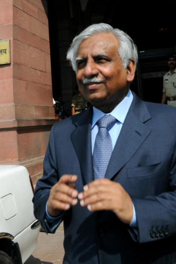 ২০২২ সালের নভেম্বরে নরেশের বিরুদ্ধে প্রতারণার অভিযোগ দায়ের করেছিলেন কানাড়া ব্যাঙ্ক কর্তৃপক্ষ। প্রতারণা এবং ষড়যন্ত্রের অভিযোগ আনা হয় নরেশ, তাঁর স্ত্রী অনিতা এবং গৌরাঙ্গ শেট্টি নামে এক ব্যক্তির বিরুদ্ধে।