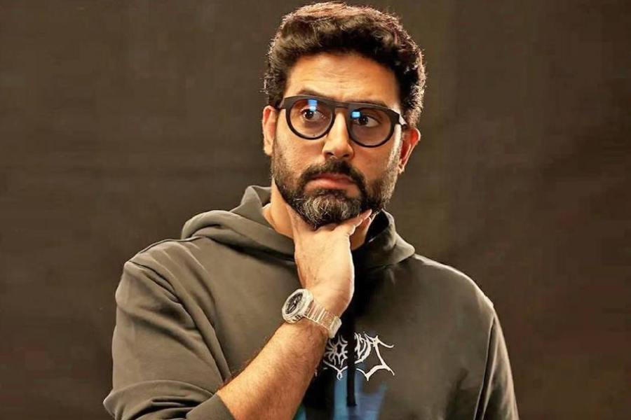 অভিষেক ‘জয়পুর পিঙ্ক প্যান্থার্স’ কবাডি দলের মালিক। ৬ জানুয়ারি সর্দার বল্লভভাই পটেল স্টেডিয়ামে অভিষেকের কবাডি দলের হয়ে গলা ফাটান ঐশ্বর্যা ও মেয়ে আরাধ্যা। যোগ্য সঙ্গত দেন অমিতাভও।