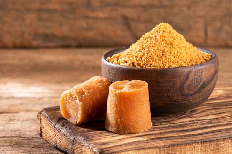 Easy tips to check the purity of jaggery.