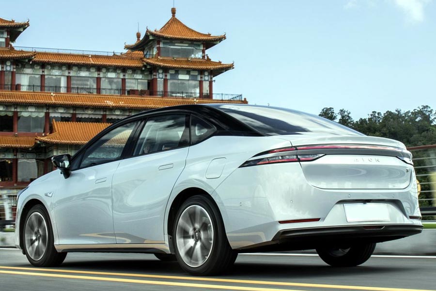 অ্যামোনিয়া ইঞ্জিন চালিত গাড়ির ব্যবহার শুরু হলে অ্যামোনিয়া পাম্প স্টেশনেরও প্রয়োজন হবে। ট্যাঙ্কের ভিতর বেশি পরিমাণ অ্যামোনিয়া নিয়ে যাতায়াত করাও বিপজ্জনক।