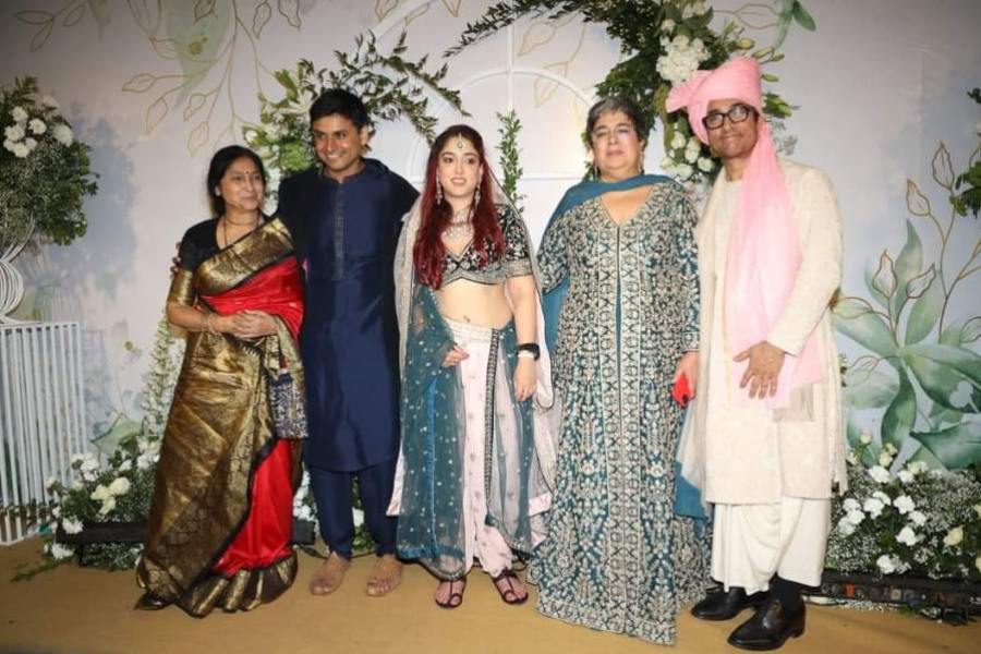 আর পাঁচজন বলিউড তারকার বিয়ের মতো কড়া নিরাপত্তার ঘেরাটোপে নিজেদের বিশেষ দিন উদ্‌যাপন করেননি ইরা ও নূপুর। বরং সমাজমাধ্যমের পাতায় ঝলক দেখা গিয়েছে তাঁদের আইনি বিয়ের অনুষ্ঠানের।