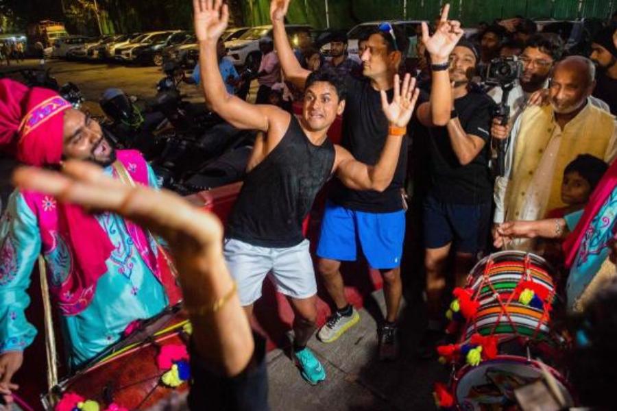 আইনি বিয়েতে হাফ প্যান্ট আর গেঞ্জি পরে এসে চমক দিয়েছিলেন ইরার স্বামী। এ বারেও যেন তার অন্যথা হয়নি। উদয়পুরে পৌঁছেই ঘটালেন এক অভিনব কাণ্ড।