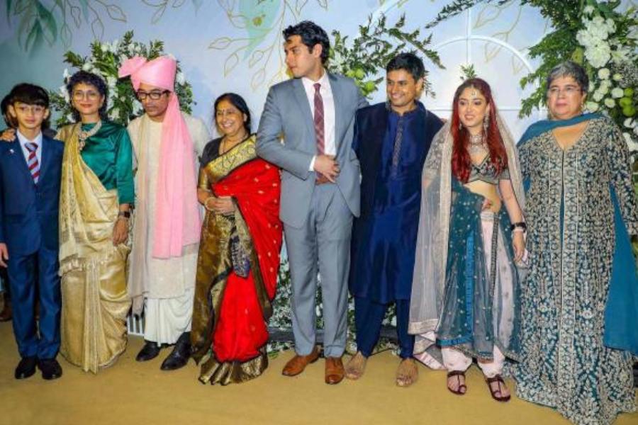 দীর্ঘ দিনের প্রেমিক নূপুর শিখরের সঙ্গে চার হাত এক হয়েছে তাঁর। গত ৩ জানুয়ারি মুম্বইয়ের এক বিলাসবহুল হোটেলে সইসাবুদ করে একে অপরের সঙ্গে নতুন জীবনের পথে পা বাড়িয়েছেন ইরা ও নূপুর। সেই অনুষ্ঠানে উপস্থিত ছিলেন দুই পরিবারের সদস্য ও কাছের বন্ধুরা। 