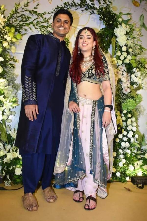 এ বার সাবেকি রীতিতে বিয়ের পালা। মুম্বইয়ে সইসাবুদ সেরে এ বার রাজস্থানের উদয়পুরে পা রেখেছেন নবদম্পতি। আস্তে আস্তে সেখানে জড়ো হচ্ছেন অতিথিরাও। সাবেকি বিয়ের অনুষ্ঠানে অভিনব উপায়ে কাছের বন্ধুদের স্বাগত জানালেন ইরা ও নূপুর।