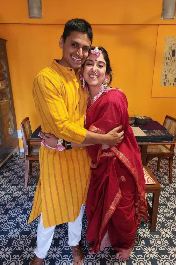 সম্প্রতি সমাজমাধ্যমের পাতায় বিয়ের তোড়জোড়ের একাধিক ছবি পোস্ট করেছেন আমির-কন্যা। সেই ছবিতে দেখা যাচ্ছে, উদয়পুরের এক বিলাসবহুল হোটেলের সুইমিং পুলের পাশে বন্ধুদের সঙ্গে সার বেঁধে দাঁড়িয়ে বর ও কনে। 