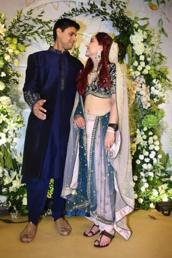 সাধারণত, বিয়ের আগে বন্ধুদের নিয়ে সুইমিং পুলে মজা করতে দেখা যায় বর-কনে ও তাঁদের বন্ধুদের। তবে, ইরা ও নূপুরের বিয়ে আর পাঁচজনের বিয়ের অনুষ্ঠানের চেয়ে আলাদা। সেই ঝলক আগেই দেখা গিয়েছিল মুম্বইয়ে।