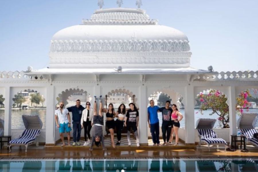 উদয়পুরের তাজ আরাবল্লী রিসর্টে অনুষ্ঠিত হতে চলেছে ইরা ও নূপুরের বিয়ের অনুষ্ঠান। সেই বিলাসবহুল রিসর্টে আগামী ৮ থেকে ১০ জানুয়ারি অনুষ্ঠিত হতে চলেছে যুগলের বিয়ের বিভিন্ন অনুষ্ঠান। খবর, সাবেকি রীতি মেনে গায়েহলুদ থেকে মেহেন্দি, সঙ্গীত— সবই পালন করবেন ইরা ও নূপুর। 