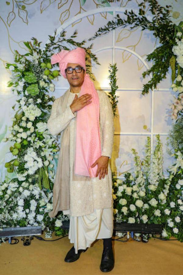 উদয়পুরে জাঁকজমক করে বিয়ের পর মুম্বইয়ে রিসেপশন পার্টির আয়োজন রেখেছেন ইরা ও নূপুর। খবর, আগামী ১৩ জানুয়ারি নীতা মুকেশ অম্বানী কালচারাল সেন্টারে অনুষ্ঠিত হতে চলেছে যুগলের রিসেপশন। সেখানে নাকি বিনোদন জগতের সহকর্মীদের আমন্ত্রণ জানিয়েছেন আমির নিজে।