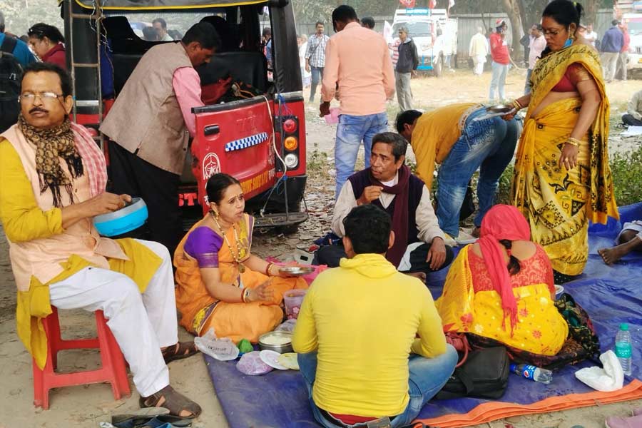 সপরিবারে ব্রিগেড উৎসব।