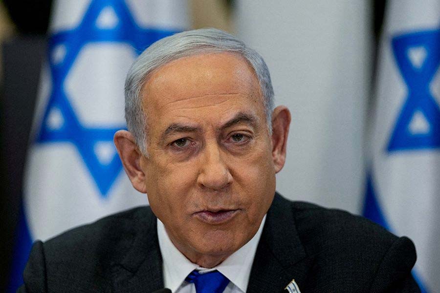 সে ক্ষেত্রে চিন থেকে কেনা অস্ত্র ইরান হামাসের হাতে তুলে দিচ্ছে কি না, তা নিয়েও সংশয় রয়েছে ইজ়রায়েলের। ইজ়রায়েল সঙ্কটে চিনের পরিবর্তিত কৌশলও মাথায় রাখতে চাইছে বেঞ্জামিন নেতানিয়াহুর দেশ।