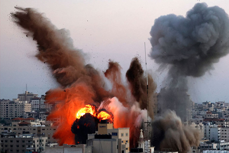 পরে অবস্থান বদলের ইঙ্গিত দিয়ে চিনের বিদেশমন্ত্রী ওয়াং ই গাজ়ায় ইজ়রায়েল সেনার হামলাকে যেন সমর্থনই করে বসেন। তিনি বলেন, ‘‘প্রত্যেক দেশেরই আত্মরক্ষার অধিকার রয়েছে।’’ তবে সেই সঙ্গেই তাঁর বার্তা, ‘‘এমন পরিস্থিতিতে আন্তর্জাতিক মানবিক আইন মেনে চলা উচিত। অসামরিক নাগরিকদের যাতে ক্ষতি না হয়, সে দিকে গুরুত্ব দেওয়া উচিত।’’