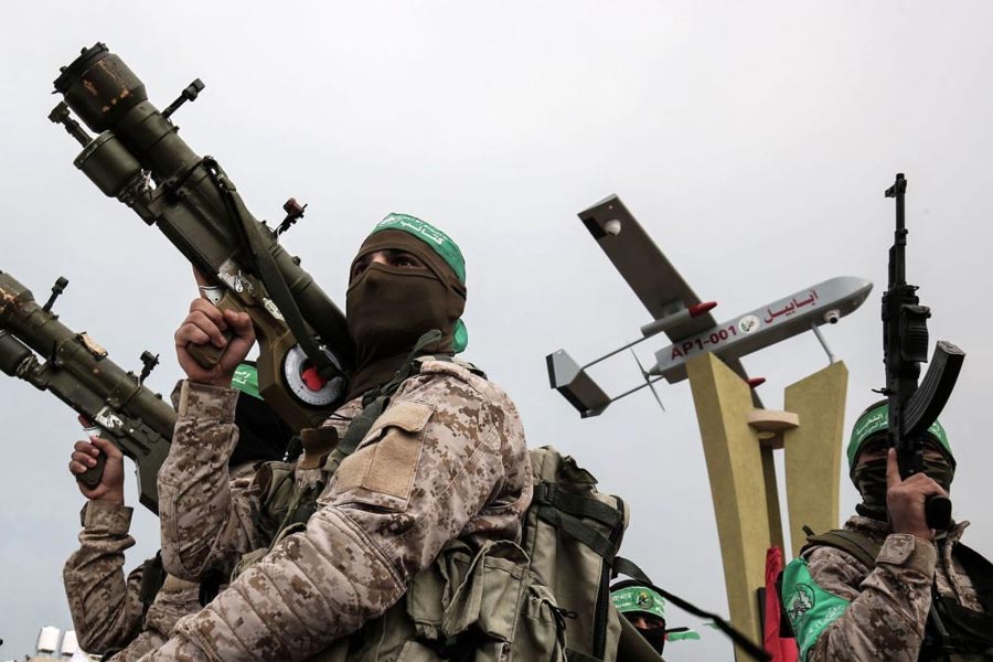 পশ্চিম এশিয়ায় কৌশল নির্ধারণের ক্ষেত্রে চিনের এই দোলাচল প্রকাশ্যে চলে এসেছিল আগেই। এই পরিস্থিতিতে চিন সরাসরি হামাসের পক্ষ নেবে কি না, তা নিয়ে সংশয় রয়েছে ইজ়রায়েলেরও। 