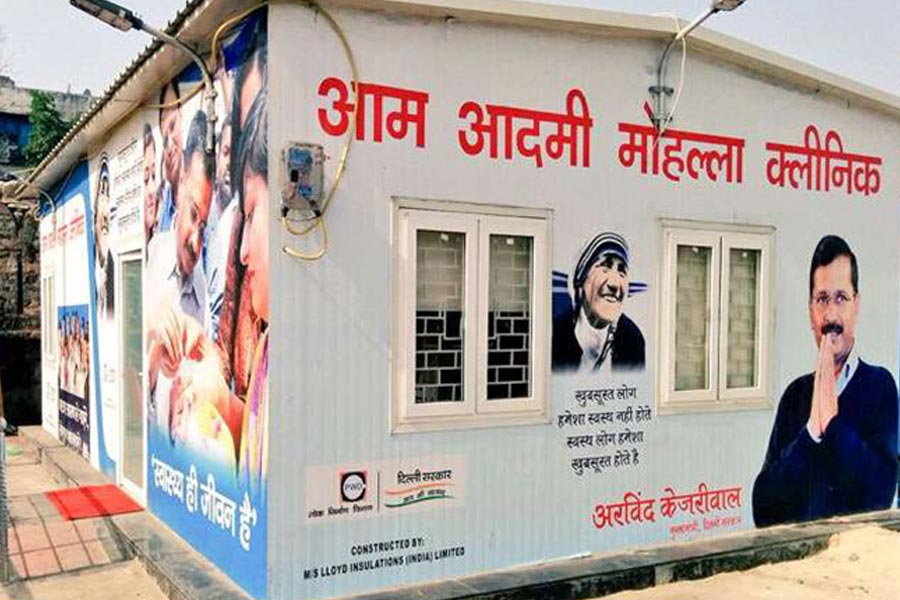 নাম ‘মহল্লা ক্লিনিক’। নামেই স্পষ্ট পরিচয়। ‘মহল্লা’ মানে পাড়া। সেই পাড়ার মধ্যে, বা়ড়ির নাগালে প্রাথমিক স্বাস্থ্য পরিষেবা। তা-ও আবার সম্পূর্ণ বিনামূল্যে।