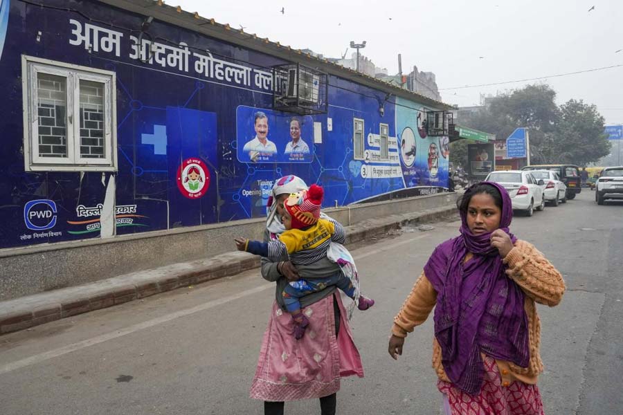 তার পর থেকে এখনও সেই স্বাস্থ্য পরিষেবা চলছে। সোম থেকে শনি সকাল ৮টায় পরিষেবা শুরু হয়। চলে দুপুর ২টো পর্যন্ত। মহল্লা ক্লিনিকে মহিলাদের জন্যও রয়েছে আলাদা ব্যবস্থা। তবে সম্প্রতি বার বার প্রশ্ন উঠছে এই মহল্লা ক্লিনিকের পরিষেবার স্বচ্ছতা নিয়ে।
