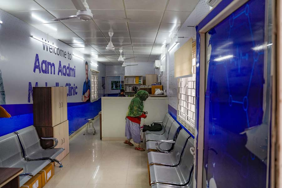 অথচ দিল্লির এই মহল্লা ক্লিনিক প্রকল্প বিভিন্ন মহলের প্রশংসা কুড়িয়েছিল। বিরোধী রাজনৈতিক দলের নেতাদের মুখেও শোনা গিয়েছিল আপের এই উদ্যোগের সুনাম। আপ সরকারও দিল্লির উন্নয়নের বিস্তারিত খতিয়ান যখন দিয়ে থাকে, তার মধ্যে সবার আগে রাখে এই স্বাস্থ্য পরিষেবাকেই। যার অন্যতম অঙ্গ মহল্লা ক্লিনিক।  