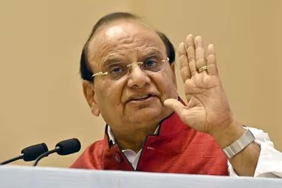 সম্প্রতি সেই মহল্লা ক্লিনিক নিয়ে দিল্লি সরকারের বিরুদ্ধে বড় দুর্নীতির অভিযোগ এনেছেন দিল্লির লেফটেন্যান্ট গভর্নর ভিকে সাক্সেনা। যিনি ঘনিষ্ঠ মহলে প্রধানমন্ত্রী নরেন্দ্র মোদীর কাছের লোক বলে পরিচিত।