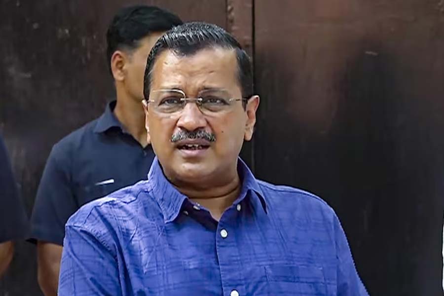 সাক্সেনার অভিযোগ, মহল্লা ক্লিনিকের আড়ালে স্বাস্থ্যখাতে দেওয়া কেন্দ্রীয় সরকারের তহবিল নয়ছয় করছে কেজরী সরকার। বিষয়টি খতিয়ে দেখতে সিবিআই তদন্তের সুপারিশ করেছেন তিনি।