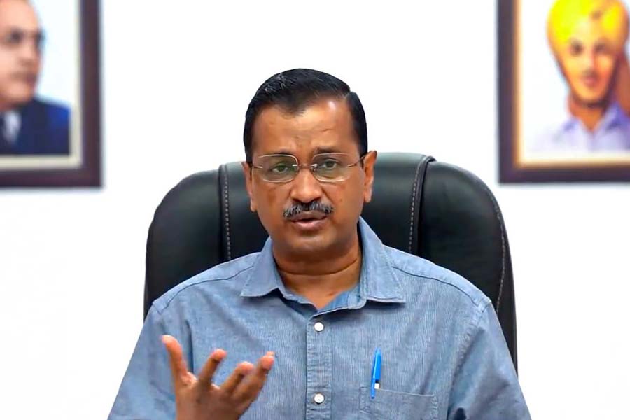 উল্লেখ্য, স্বাস্থ্যখাতে দিল্লির সরকার কেন্দ্রের কাছ থেকে যে অর্থ পায় সেই জোগানকেই কাজে লাগানো হয়েছিল জনকল্যাণমূলক এই প্রকল্পে। সাক্সেনার অভিযোগ, সেই অর্থ মহল্লা ক্লিনিকের নামে ঘুরপথে পৌঁছে যাচ্ছে কিছু বেসরকারি সংস্থার লাভের খাতায়। আর তা জেনেশুনেই হতে দিচ্ছে দিল্লি সরকার।