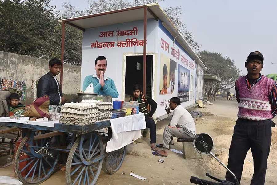 কী ভাবে হচ্ছে এই দুর্নীতি? লেফটেন্যান্ট গভর্নরের অফিস থেকে মহল্লা ক্লিনিকের তিন মাসের নথি সংগ্রহ করা হয়েছিল। জুলাই থেকে সেপ্টেম্বরের সেই নথিতে দেখা গিয়েছে, অজস্র ভুয়ো রোগীর নামে একের পর এক স্বাস্থ্যপরীক্ষা হয়েছে। আর সেই সমস্ত পরীক্ষা বাবদ অর্থ গিয়েছে কিছু বেসরকারি প্রতিষ্ঠানের অ্যাকাউন্টে।