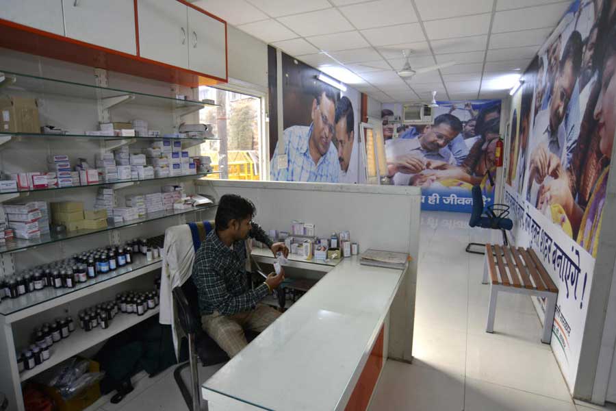 ১১ হাজার ৬৫৭ জন রোগীর মোবাইল নম্বরের জায়গায় লেখা রয়েছে স্রেফ শূন্য। আবার ৮ হাজার ২৫১ জন রোগীর নামে কোনও মোবাইল নম্বরই লেখা হয়নি।