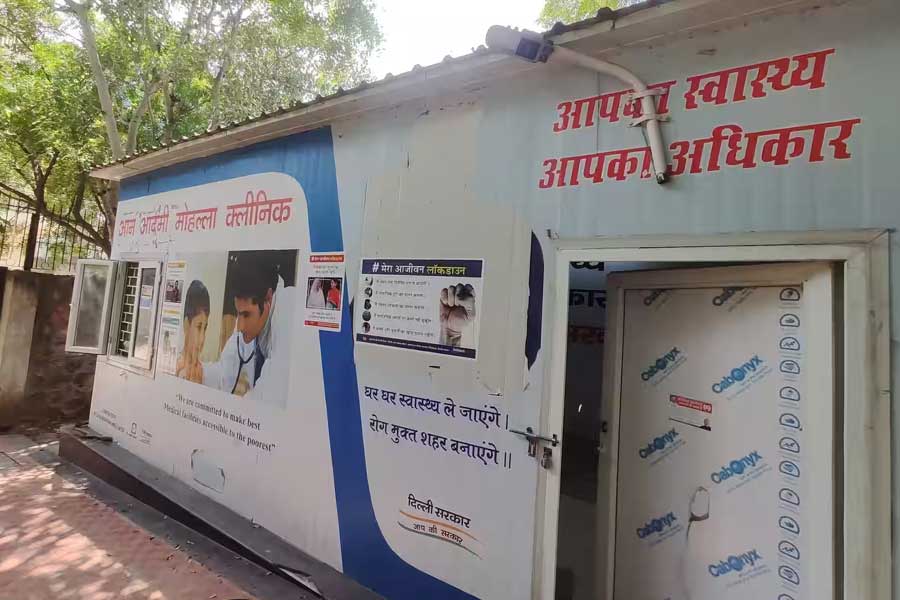 আর যে সমস্ত বেসরকারি সংস্থায় ওই পরীক্ষাগুলি করানো হয়েছে, তাদের নাম ‘রেফার’ করা হয়েছে মহল্লা ক্লিনিক থেকেই।