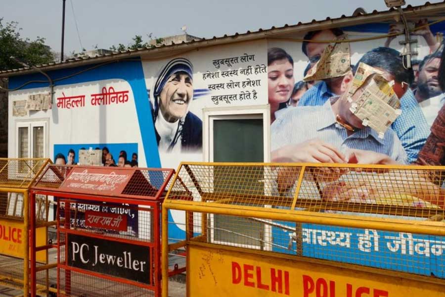 এই রিপোর্ট দিয়ে দিল্লির লেফটেন্যান্ট গভর্নর বলেছেন, ‘‘এটা স্পষ্ট যে হাজার হাজার কোটি টাকার তছরুপ করা হয়েছে মহল্লা ক্লিনিকের আড়ালে। ‘অশরীরী’ রোগী তৈরি করে সরকারি তহবিল লুট করা হয়েছে।’’