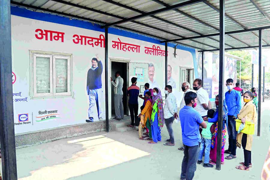 সাক্সেনার দাবি, ‘‘বেসরকারি কিছু সংস্থাকে অবৈধ ভাবে লাভের টাকা পাইয়ে দিতেই এই বিশাল দুর্নীতির ফাঁদ তৈরি করা হয়েছিল। এই ঘটনার সিবিআই তদন্ত হওয়া উচিত।’’