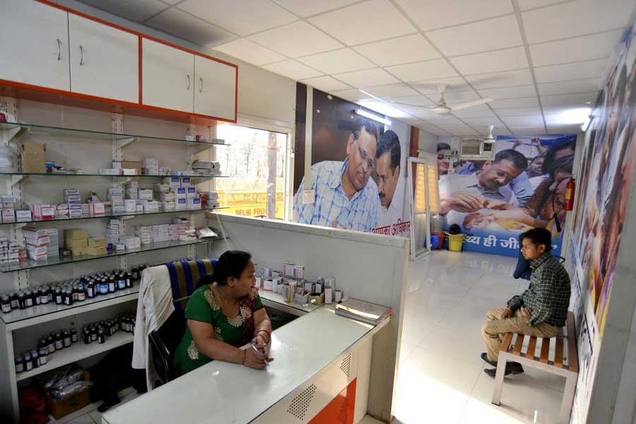 প্রসঙ্গত, এর আগেও মহল্লা ক্লিনিকের চিকিৎসকদের নিয়ে প্রশ্ন তোলা হয়েছিল। অভিযোগ উঠেছিল, ক্লিনিকে সরকারি চিকিৎসকেরা উপস্থিতি এড়িয়ে যাচ্ছেন নানা ফিকিরে। বদলে রোগীদের ওষুধ দিচ্ছেন, প্রেসক্রিপশন লিখছেন অচিকিৎসক কর্মীরা।