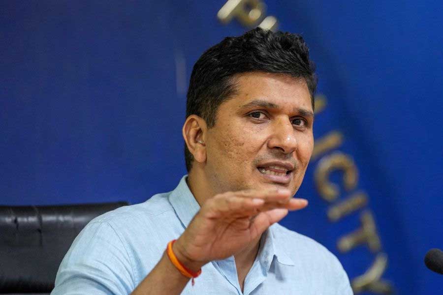 অর্থ তছরুপের অভিযোগ নিয়ে কী বলছে আপ সরকার? সরকারি ভাবে কোনও মন্তব্য না করা হলেও দিল্লির স্বাস্থ্যমন্ত্রীর বলেন, ‘‘এই অভিযোগ যদি সত্যিও হয়, তা হলে এর জন্য তো দায়ী দিল্লির স্বাস্থ্য সচিব। তাঁকে নিয়োগ করেছেন লেফটেন্যান্ট গভর্নর এবং কেন্দ্রের বিজেপি সরকার। তা হলে শাস্তি হিসাবে তো তাঁকেই আগে সরানো উচিত।’’