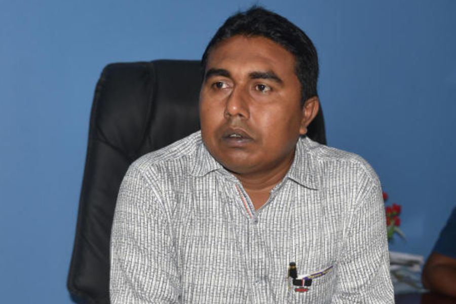 রেশন দুর্নীতির পরের ধাপে তা গিয়ে পৌঁছত বাকিবুর রহমান, শাহজাহানদের মতো বেশ কয়েক জনের কাছে। তার পরে তা যেত আরও উপর তলায়। বাকিবুর ইতিমধ্যেই গ্রেফতার হয়েছেন। এখন এমন অনেক বাকিবুর-শাহজাহানকে খোঁজা হচ্ছে বলে ইডির দাবি।