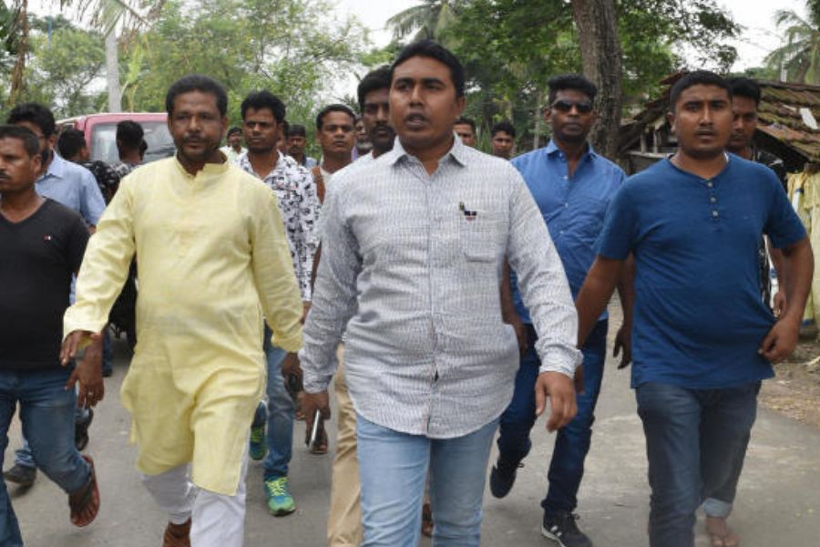 শাহজাহানের কাজ ছিল, সেই টাকা প্রতিবেশী দেশে পাচার করে দেওয়া। এ ক্ষেত্রে বাংলাদেশে নিজের যোগাযোগ কাজে লাগাতেন শাহজাহান। সঙ্গে গরু পাচার, সোনা পাচার ইত্যাদির ‘সুবিধা’ তো সীমান্ত-ঘেঁষা এলাকায় ছিলই।