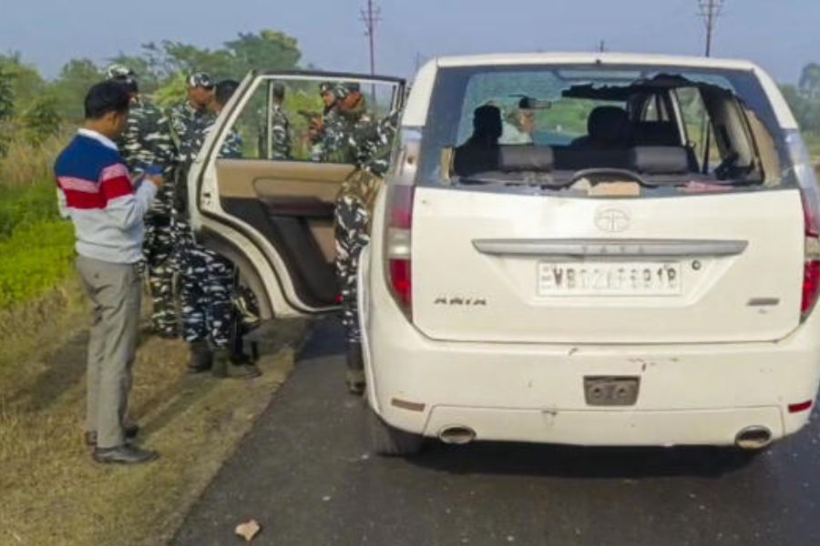 ইডির এক কর্তার কথায়, ‘‘সে দিন বাড়িতে ঢুকতে পারলে, বিপুল নগদ টাকার পাশাপাশি, বেআইনি অস্ত্র পাওয়ারও সম্ভাবনা ছিল। তাই আমাদের আটকাতে এত মরিয়া ছিলেন শাহজাহান। ফোন করে লোক জড়ো করে আমাদের আটকানো হয়েছে।’’