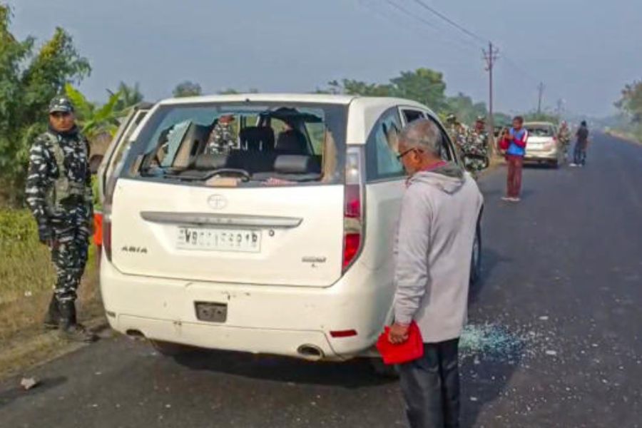 ইডি কর্তার আশঙ্কা, আগে থেকে নোটিস দিয়ে গেলে লাভ হত না। গত দু’দিনে সেই টাকা, অস্ত্র এবং অন্য নথিপত্র অন্যত্র সরিয়ে ফেলার সম্ভাবনাও উড়িয়ে দিচ্ছেন না তাঁরা।