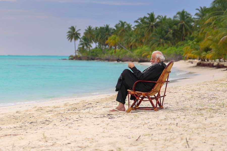 লক্ষদ্বীপের সমুদ্রে প্রধানমন্ত্রী মোদীর স্নর্কেলিং (এক ধরনের জলক্রীড়া) করা, সাদা বালির উপর ভ্রমণ বা বিশাল নীল সৈকতে বিশ্রাম নেওয়ার ছবি প্রকাশ্যে আসার পরেই বিতর্কের শুরু।