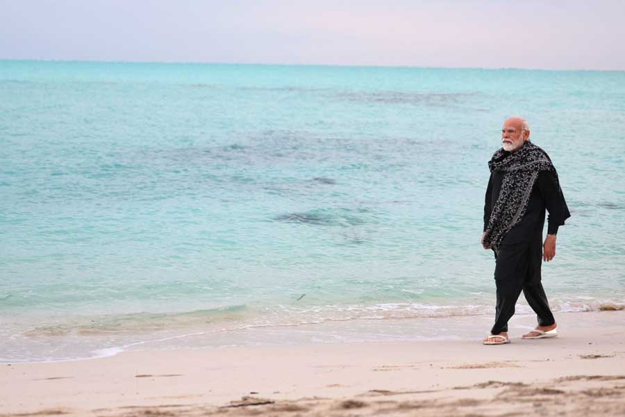 অভিযোগ, প্রধানমন্ত্রী ছবিগুলি সমাজমাধ্যমে পোস্ট করার পর মলদ্বীপ সরকারের তিন মন্ত্রী মরিয়ম শিউনা, মালশা শরিফ এবং মাহজ়ুম মাজিদ সেই ছবিগুলি নিয়ে অপমানজনক মন্তব্য করেছেন। প্রধানমন্ত্রীকে ‘জোকার’ এবং ‘ইজ়রায়েলের ক্রীড়নক’ বলেও অপমান করা হয়েছে। কটাক্ষ করা হয়েছে ভারতীয় সংস্কৃতি নিয়েও। এর পরেই বিতর্কের মুখে পড়েন ওই তিন মন্ত্রী এবং মলদ্বীপ সরকার। বিতর্কের মুখে পড়ে নিজেদের পোস্টগুলিও মুছে ফেলেন তাঁরা।