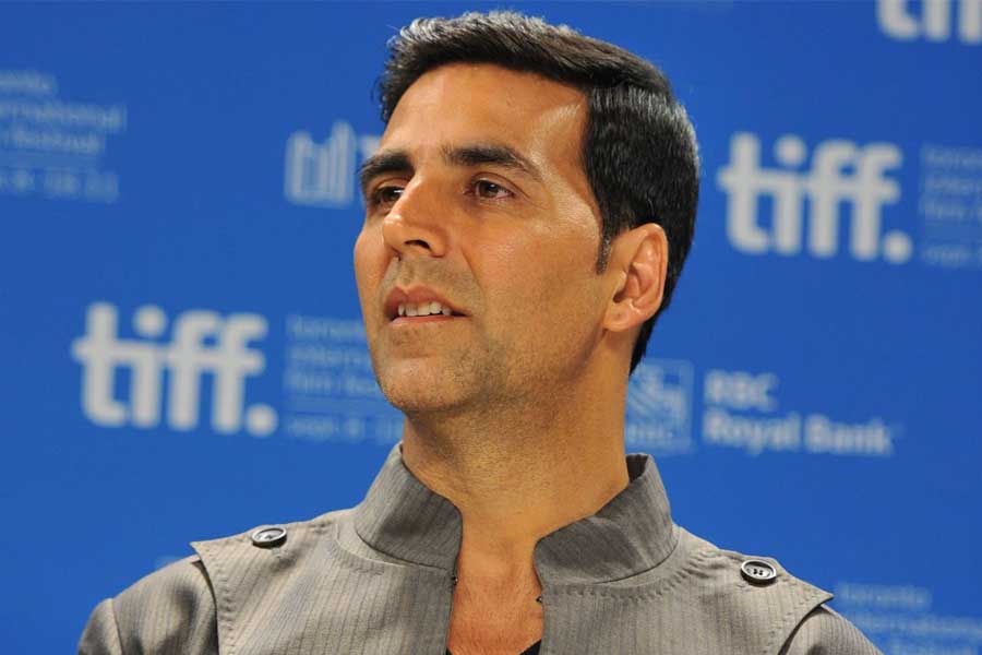 অভিযোগের কাঠগড়ায় দাঁড়ানো মলদ্বীপের ওই মন্ত্রীদের পোস্টের স্ক্রিনশট শেয়ার করে অক্ষয় সেটিকে ‘ঘৃণ্য’ বলে উল্লেখ করেছেন। ‘এক্স (সাবেক টুইটার)’ হ্যান্ডলে তিনি লিখেছেন, ‘‘মলদ্বীপের বিশিষ্ট ব্যক্তিত্বরা ভারতীয়দের নিয়ে ঘৃণামূলক এবং বর্ণবিদ্বেষী মন্তব্য করেছেন। এটা ভেবে অবাক হচ্ছি যে, যে দেশ থকে মলদ্বীপে সব থেকে বেশি পর্যটক যায়, তাদের সঙ্গেই এই ব্যবহার করা হয়েছে। আমরা আমাদের প্রতিবেশীদের কথা ভাবি। কিন্তু কেন আমরা এই ধরনের ঘৃণা সহ্য করব? আমি বহু বার মলদ্বীপে গিয়েছি এবং সবসময় সে দেশের প্রশংসা করেছি। কিন্তু মর্যাদা প্রথমে। আসুন আমরা আমাদের নিজস্ব পর্যটনকে সমর্থন করি এবং দেশের দ্বীপগুলি ঘুরে দেখি।’’