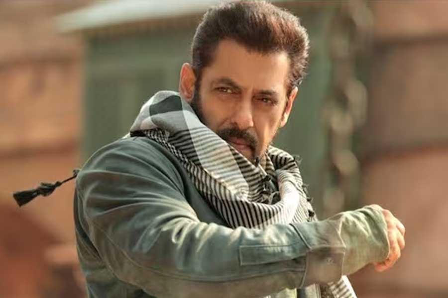 সলমন লিখেছেন, ‘‘আমাদের মাননীয় প্রধানমন্ত্রী নরেন্দ্রভাই মোদীকে লক্ষদ্বীপের সুন্দর, পরিচ্ছন্ন এবং অত্যাশ্চর্য সমুদ্র সৈকতে দেখে খুব ভাল লাগছে। সবচেয়ে ভাল দিক হল এই দ্বীপ আমাদের ভারতেই রয়েছে।’’