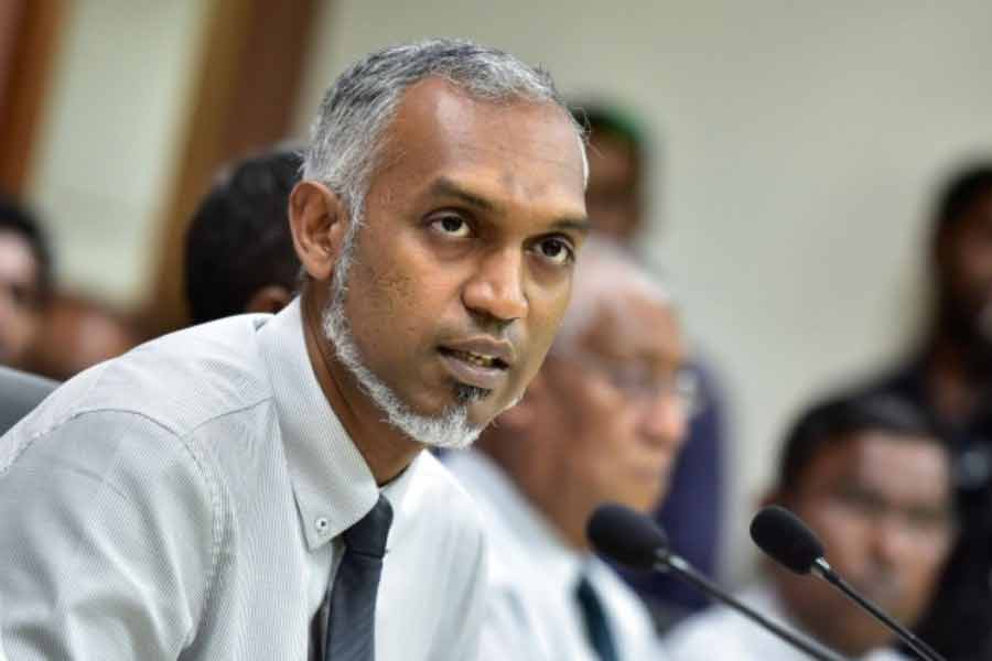 রবিবার প্রথমে তিন মন্ত্রীর মন্তব্য থেকে দূরত্ব বজায় রাখার চেষ্টা করেছিল মলদ্বীপের নবনির্বাচিত প্রেসিডেন্ট মহম্মদ মুইজ়ুর সরকার। কিন্তু সে দেশেরই প্রাক্তন প্রেসিডেন্ট মহম্মদ নাসিদ, মহম্মদ সোলি-সহ একাধিক বিরোধী নেতা মন্ত্রীদের বিরুদ্ধে কঠোর পদক্ষেপের দাবি তোলেন। ভারতের মতো বন্ধু দেশের প্রধানমন্ত্রী সম্পর্কে বিরূপ মন্তব্য দ্বিপাক্ষিক সম্পর্কে বড় প্রভাব ফেলতে পারে বলে জানান তাঁরা।