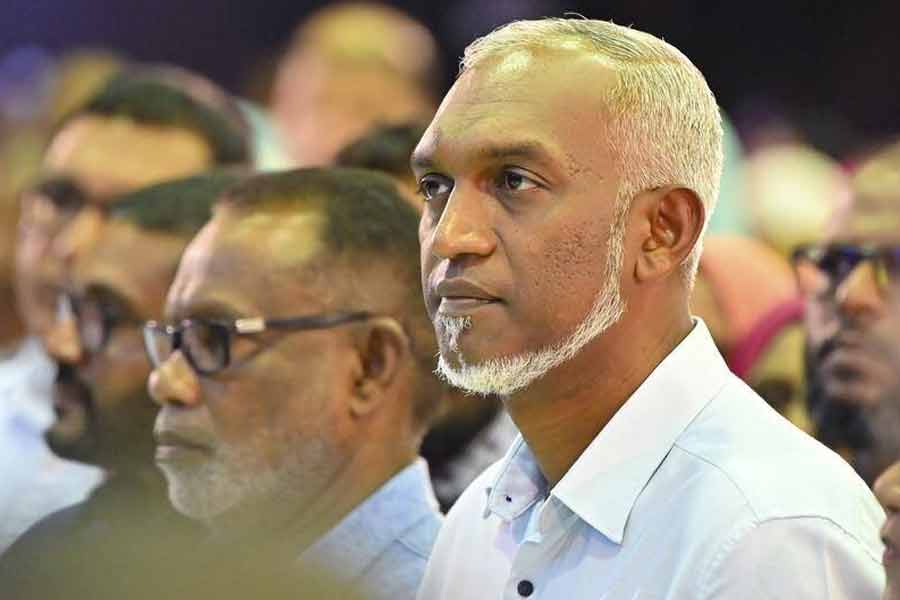 এর পরেই ভারত এবং প্রধানমন্ত্রী নরেন্দ্র মোদীর বিরুদ্ধে ‘আপত্তিকর মন্তব্য’ করার অভিযোগে তিন মন্ত্রীকে সাসপেন্ড করেছে মলদ্বীপ সরকার। এই তিন জনকে কড়া শাস্তি দেওয়ার দাবিতে সরব হয়েছিলেন ভারত মহাসাগরের এই দ্বীপরাষ্ট্রটির একাধিক বিরোধী নেতা। 