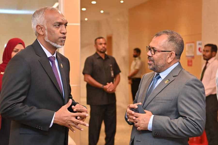 রবিবার এনডিটিভিকে দেওয়া একটি সাক্ষাৎকারে তাঁর দেশের মন্ত্রীদের মন্তব্যের সমালোচনা করেছেন মলদ্বীপের সাংসদ তথা প্রাক্তন ডেপুটি স্পিকার এলভা আবদুল্লা। ওই প্রসঙ্গে এলভা বলেন, ‘‘ভারত ঠিকই বলছে। এমন মন্তব্যে রেগে যাওয়াই উচিত। যে মন্তব্য করা হয়েছে, তা আপত্তিকর। তবে, ওই মন্তব্য মলদ্বীপের সাধারণ মানুষের মতামত নয়। আমি ব্যক্তিগত ভাবে ওই লজ্জাজনক এবং বৈষম্যমূলক মন্তব্যের জন্য ভারতের মানুষের কাছে ক্ষমা চাইছি।’’ মন্ত্রীদের বিতর্কিত মন্তব্য ভুলে গিয়ে ভারতের মানুষকে আবার মলদ্বীপে ‘ফিরতে’ বলেছেন সাংসদ এলভা।