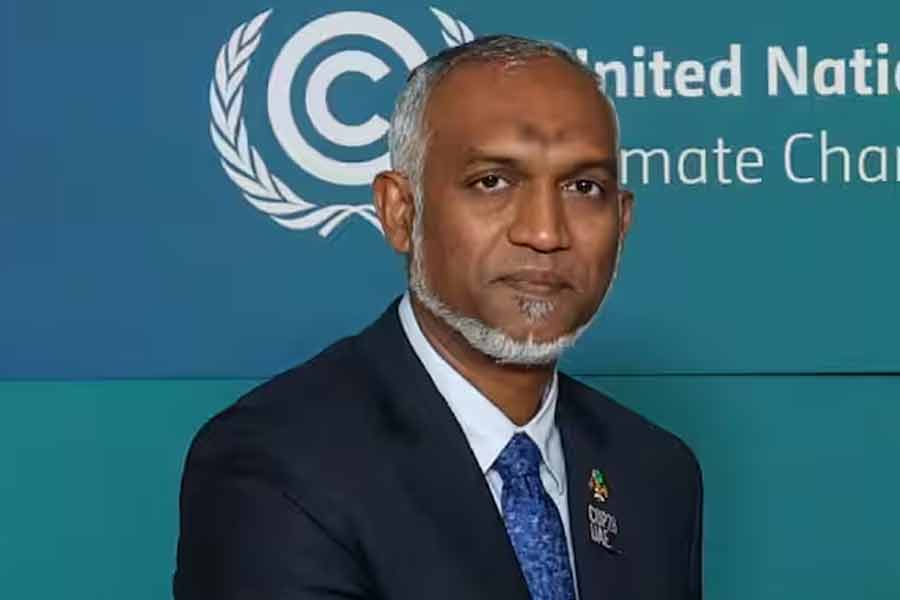 মলদ্বীপের প্রাক্তন প্রেসিডেন্ট মহম্মদ সোলি ভারতকে অগ্রাধিকার দেওয়ার যে নীতি নিয়ে চলতেন, সেই ‘ইন্ডিয়া ফার্স্ট’ নীতি থেকে সরে আসার প্রতিশ্রুতি দিয়েই ভোটের ময়দানে নেমেছিলেন ‘চিনপন্থী’ হিসাবে পরিচিত মুইজ়ু। তিনি জিত‌েও যান। তার পর থেকেই তিনি ভারতকে চাপে রাখার চেষ্টা চালিয়ে যাচ্ছেন বলে মনে করছেন কূটনৈতিক বিশেষজ্ঞেরা।
