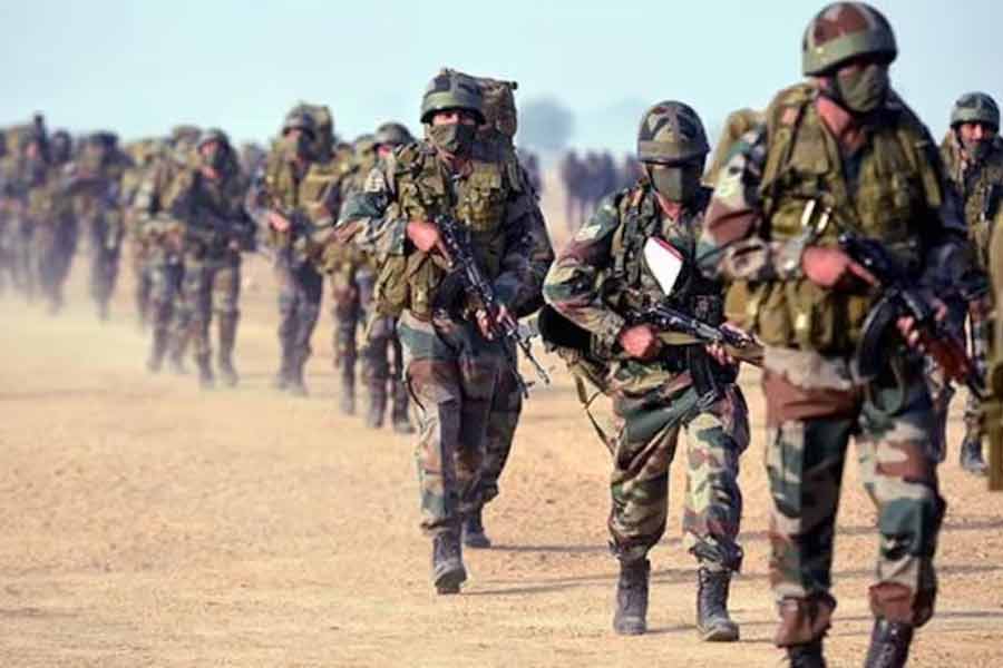 মলদ্বীপের বিভিন্ন গুরুত্বপূর্ণ প্রশাসনিক এবং শিল্পক্ষেত্রের নিরাপত্তার দায়িত্বে ছিল ভারতীয় সেনা। দূরবর্তী দ্বীপগুলিতে ওষুধ এবং ত্রাণ পাঠাত ভারতীয় বায়ুসেনার হেলিকপ্টারগুলি। কিন্তু সম্প্রতি ভারতকে সেই সেনা সরিয়ে ফেলার বার্তা দেয় মুইজ়ু সরকার। দ্বীপরাষ্ট্রটির ঘরোয়া রাজনীতিতেও মুইজ়ুর দল প্রোগ্রেসিভ পার্টি অফ মলদ্বীপস (পিপিএম) এই বলে প্রচার চালায় যে, দেশের সার্বভৌম ক্ষমতাকে খর্ব করতেই সেনা রেখে দিয়েছে ভারত।