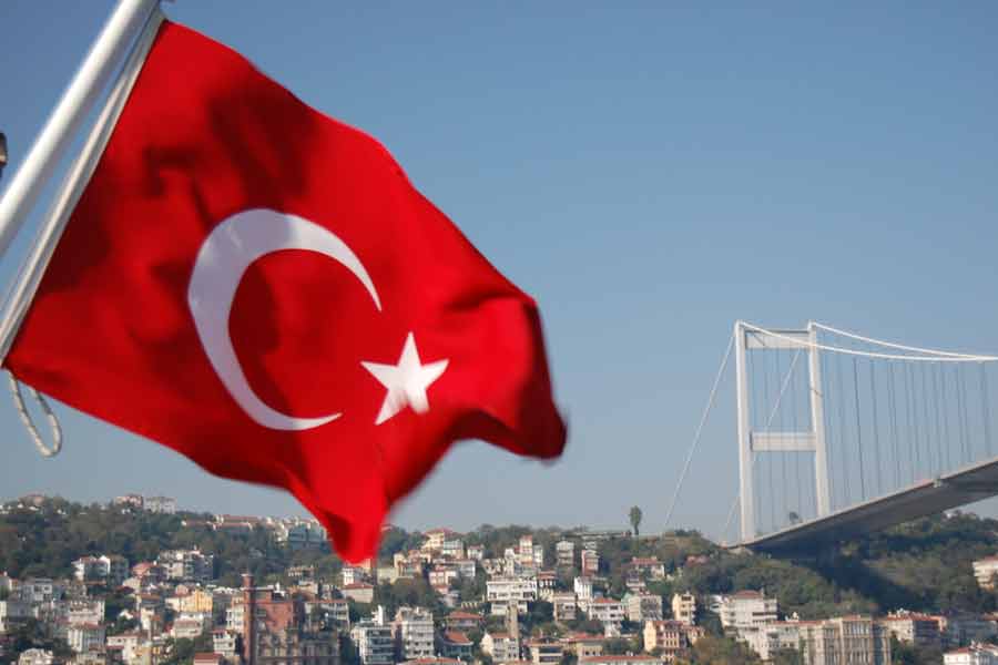 মুইজ়ু তাঁর বিদেশ সফর শুরু করেছিলেন তুরস্কে গিয়ে। ভারতে আসার আগেই এ বার চিন সফরে যেতে চলেছেন তিনি। প্রথম বন্ধু হিসাবেই যে দেশকে মুইজ়ু বেছে নিয়েছেন, সেই তুরস্কের সঙ্গে ভারতের সম্পর্ক খুব একটা ‘মধুর’ নয়। কাশ্মীরের বিশেষ মর্যাদা (৩৭০ ধারা) তুলে দেওয়া নিয়ে ভারতের বিরুদ্ধে প্রকাশ্যেই সরব হয়েছিল তুরস্ক।