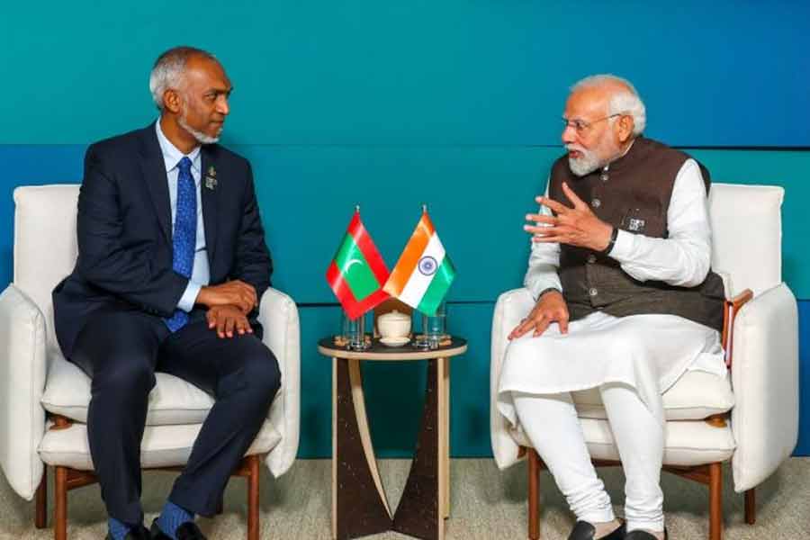 মুইজ়ুর সিদ্ধান্তের কারণে ভারতের জন্য ক্রমশ মাথাব্যথার কারণ হয়ে দাঁড়িয়েছে দ্বীপরাষ্ট্র। ফলে মনে করা হচ্ছে মলদ্বীপকে আর গুরুত্ব দিতে রাজি নয় ভারত। আপাতত মুইজ়ুকে নিয়ে কড়া অবস্থান নেওয়ারই ইঙ্গিত দিয়েছে নয়াদিল্লি। মলদ্বীপের পরিবর্তিত বিদেশনীতি, সেখানকার ঘরোয়া রাজনীতির ওঠাপড়া, মুইজ়ুর চিন-‘ঘনিষ্ঠতা’র দিকেও কড়া নজর রেখেছে ভারত। তার মধ্যেই মোদী এবং ভারতকে নিয়ে তিন মন্ত্রী মন্তব্যের জেরে ‘মুখ পু়ড়ল’ মুইজ়ু সরকারের। যদিও ভুল শোধরাতে ইতিমধ্যেই উঠেপড়ে লেগেছে ভারতের প্রতিবেশী।