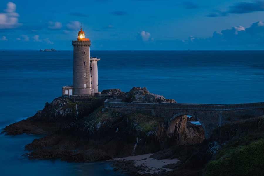 The Flannan isle mystery, lighthouse keepers just swept away