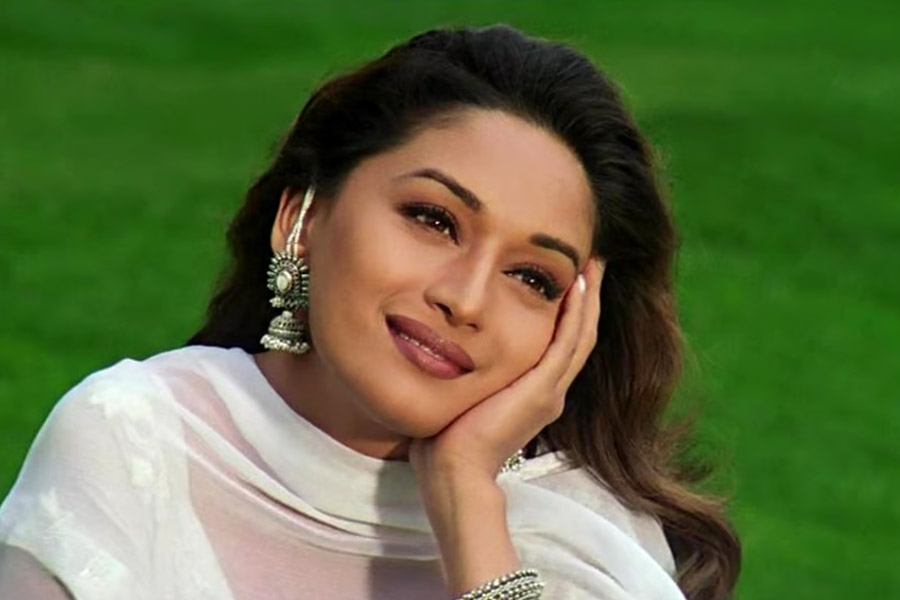 Meet the bollywood actress whose consecutive eight pictures got flopped, gave first 200 crore hit