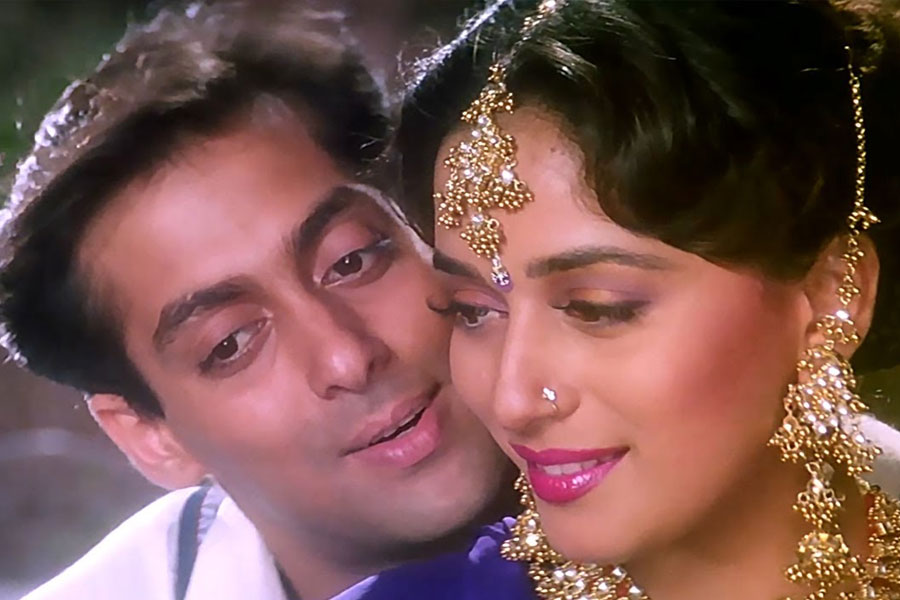 Meet the bollywood actress whose consecutive eight pictures got flopped, gave first 200 crore hit