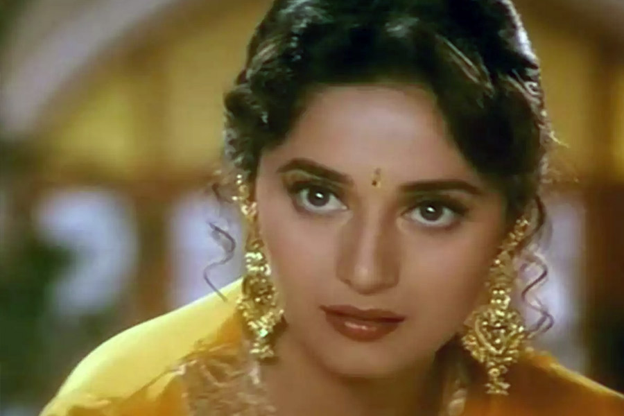 Meet the bollywood actress whose consecutive eight pictures got flopped, gave first 200 crore hit